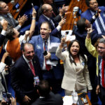 Legisladores celebran tras votar a favor de una enmienda constitucional para reducir la semana laboral en Brasil de seis a cinco días, durante una sesión del Senado Federal brasileño, en Brasilia, Brasil