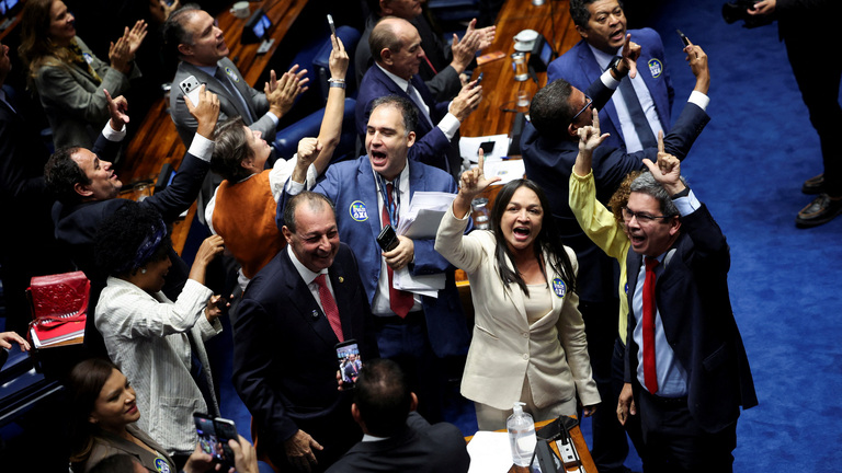 Legisladores celebran tras votar a favor de una enmienda constitucional para reducir la semana laboral en Brasil de seis a cinco días, durante una sesión del Senado Federal brasileño, en Brasilia, Brasil
