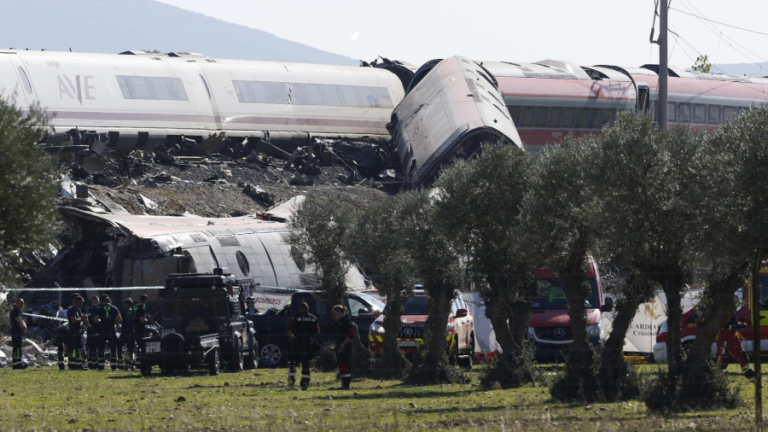 ascienden-a-74-los-fallecidos-por-el-accidente-ferroviario-de-espana-71136