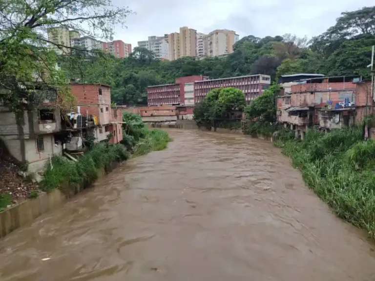 rio-guaire-la-linea-petare-barrio-lluvias-800x600