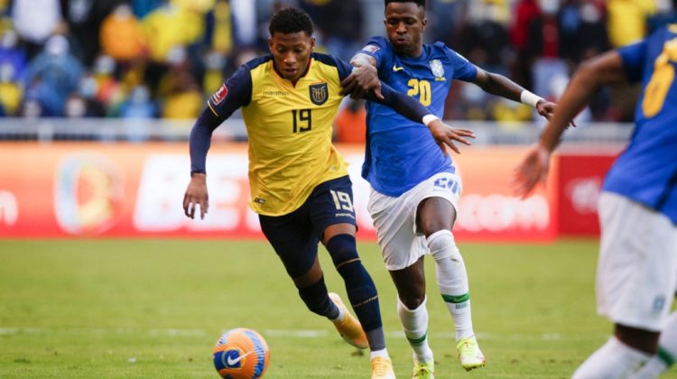Ecuador's Gonzalo Plata (L) and Brazil's Vinicius Junior (R) vie for the ball during their South American qualification football match for the FIFA World Cup Qatar 2022 at the Rodrigo Paz Delgado Stadium in Quito on January 27, 2022. (Photo by SANTIAGO ARCOS / POOL / AFP)