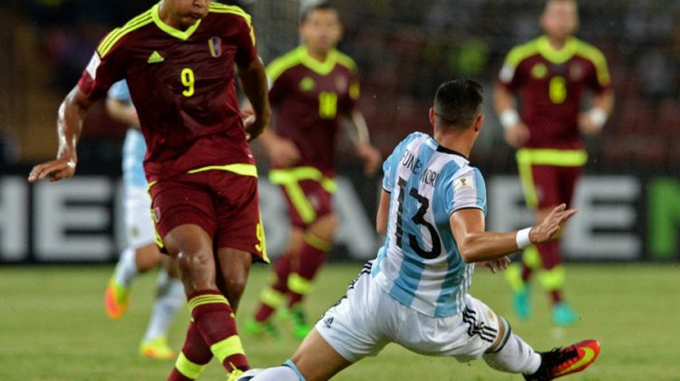 Venezuela's Salomon Rondon (L) and Argentina's Ramiro Funes Mori vie for the ball during their Russia 2018 FIFA World Cup football qualifier match between Venezuela and Argentina in Merida, Venezuela, on September 6, 2016. / AFP PHOTO / FEDERICO PARRA