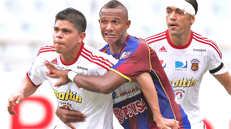 Edder Farias es tomado Ender Basabe durante el juego de futbol, Torneo Clausura 2013 entre Monagas SC vs Caracas FC, en el estadio Monumental de Maturin, estado Monagas, Venezuela (Fotos/Federico Parra/Orinoquiaphoto) 05/05/2013