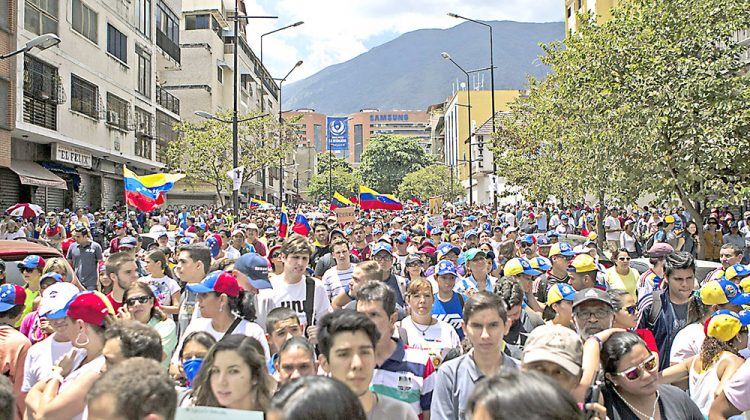 CAR11. CARACAS (VENEZUELA), 14/04/2014.- Imagen general de la marcha convocada por los estudiantes opositores por el municipio Chacao, hoy, domingo 20 de abril de 2014, en Caracas. Cientos de personas acompaÒaron hoy a polÌticos opositores y estudiantes venezolanos por el este de Caracas en una marcha por la "resurrecciÛn" de la democracia en Venezuela, enmarcada dentro de las protestas contra el Gobierno que se registran desde hace semanas.. EFE/Santi Donaire