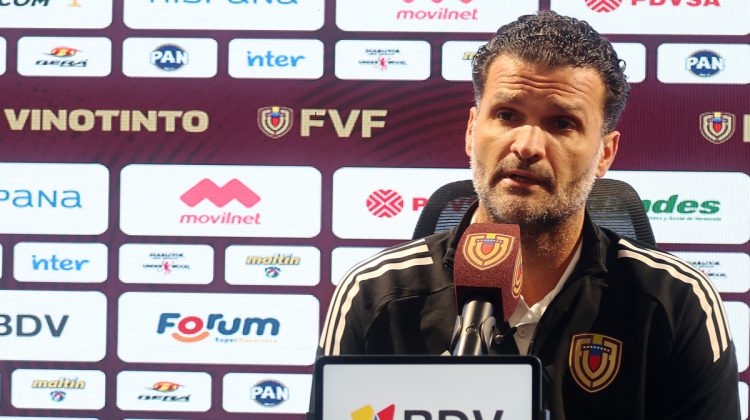 AME4837. CARACAS (VENEZUELA), 17/03/2026.- El seleccionador de Venezuela, Oswaldo Vizcarrondo, habla durante una rueda de prensa este martes, en Caracas (Venezuela). Vizcarrondo anunció su lista de convocados para los amistosos internacionales de la FIFA Series 2026, entre los que destacan el defensor Jon Aramburu, de la Real Sociedad español; el mediocampista Telasco Segovia, del Inter Miami; y su goleador histórico Salomón Rondón, del Pachuca mexicano. EFE/ Miguel Gutiérrez