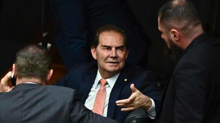 SAO PAULO, 10/12/2025.El diputado relator del proyecto Paulinho da Força participa en la votación que aprobó en la madrugada de este miércoles un proyecto de ley que busca reducir las penas del expresidente ultraderechista Jair Bolsonaro y de otros participantes en los actos golpistas ocurridos tras las elecciones de 2022. EFE/ Andre Borges