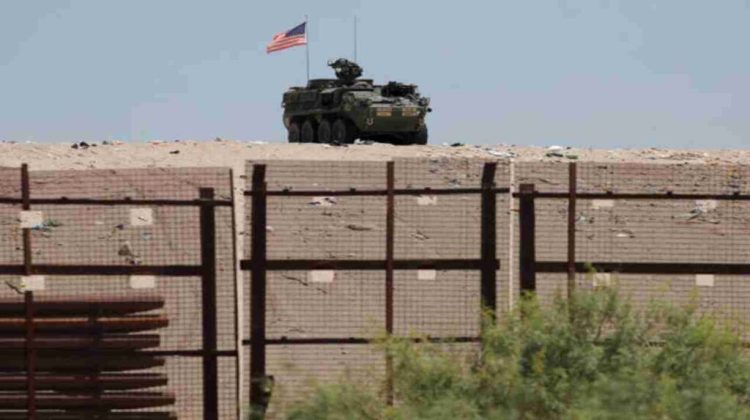 MEX8171. CIUDAD JUÁREZ (MÉXICO), 19/07/2025.- Fotografía de un vehículo blindado de combate con la bandera de Estados Unidos este viernes, en la frontera de Ciudad Juárez (México). Con estructuras de acero más altas y resistentes, el Gobierno de Estados Unidos ha iniciado esta semana la edificación de un nuevo muro secundario entre la zona limítrofe de Nuevo México y Ciudad Juárez, levantamiento que ha sido cuestionado y rechazado, según afirmó a EFE el padre y párroco de la comunidad de Mater Dolorosa, Javier Calvillo. EFE/ Luis Torres