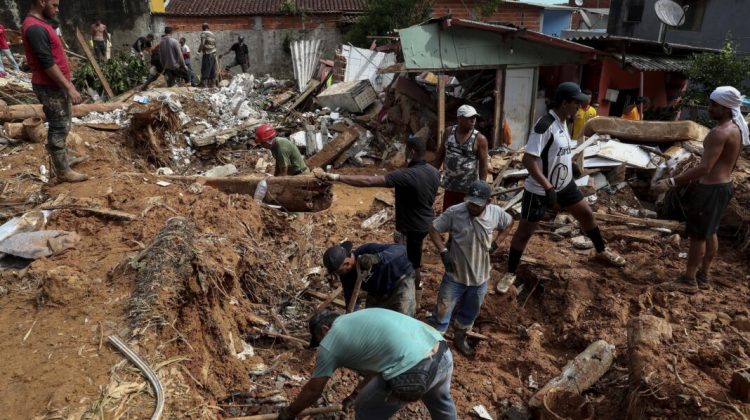 Labores de rescate de los cuerpos de las víctimas de un deslizamiento de tierra, debido a lluvias torrenciales, en Sao Sebastiao (Brasil), el 21 de febrero de 2023. EFE/Sebastião Moreira
