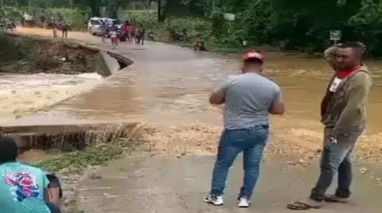 1 Colapsan vias en varios