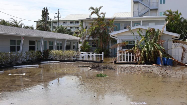 ACOMPAÑA CRÓNICA: EEUU HURACANES ATLÁNTICO USA7635. SARASOTA (FL, EEUU), 10/10/2024.- Fotografía de daños causados por el paso del huracán Milton este jueves en Sarasota, Florida (EE.UU.). El huracán Milton se ha cobrado al menos la vida de una docena de personas y dejado una senda de destrucción a su paso por Florida (EE.UU.), que registró tornados mortales, graves inundaciones y donde todavía más de 3 millones de usuarios permanecen sin luz, además de causar daños estimados en hasta 60.000 millones de dólares. EFE/Octavio Guzmán