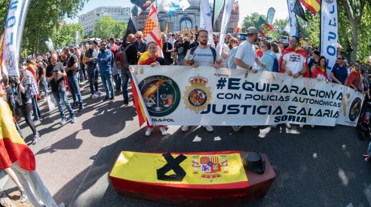 MADRID, 06/05/2023.- Manifestación convocada por las organizaciones mayoritarias de la Policía Nacional, Jupol, y de la Guardia Civil, Jucil, para reclamar una modificación normativa que evite la pérdida de poder adquisitivo de ambos colectivos, este sábado, en Madrid. EFE/ Fernando Villar