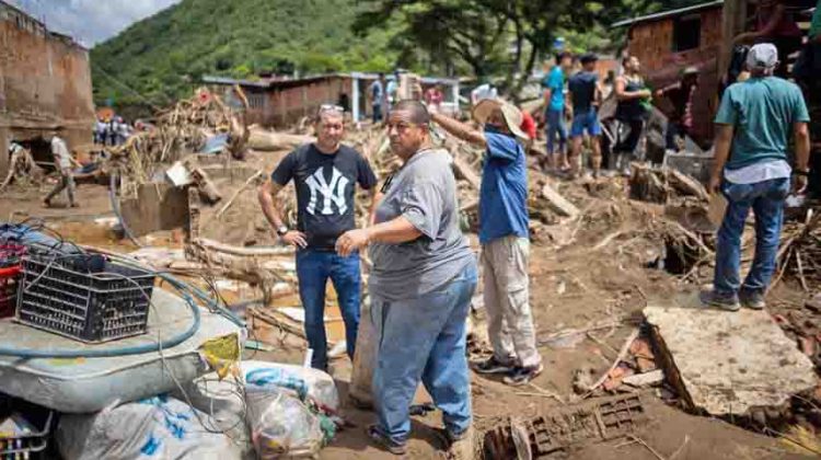 AME3550. LAS TEJEIRAS (VENEZUELA), 10/10/2022.- Vista hoy de personas mientras retiran escombros en la zona donde ocurrió el desbordamiento de la quebrada Los Patos, en Las Tejerías, estado Aragua (Venezuela). Al menos 36 personas perdieron la vida por el deslave del sábado en la localidad de Tejerías, en el centro de Venezuela, mientras otros 56 ciudadanos siguen desaparecidos, según el balance ofrecido este lunes por el ministro de Interior y Justicia, Remigio Ceballos. EFE/Miguel Gutiérrez