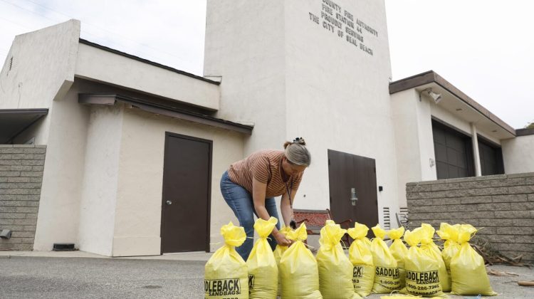 Seal Beach (United States), 19/08/2023.- Laurel Tenelshof fills up sand bags to help fortify her home at a local fire station in Seal Beach, California, USA, 19 August 2023. Forecasters have issued a tropical storm warning for Southern California as Hurricane Hilary approaches, with it expected to arrive on Sunday, 20 August. The last time a tropical storm has made landfall in Southern California was 15 September 1939, according to the National Weather Service. (tormenta) EFE/EPA/CAROLINE BREHMAN