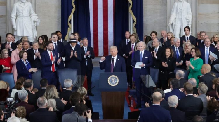 Washington (United States), 20/01/2025.- U.S. President Donald Trump raises his fist after taking the oath on the day of his Presidential Inauguration at the Rotunda of the U.S. Capitol in Washington, U.S. January 20, 2025. EFE/EPA/Fabrizio Bensch / POOL