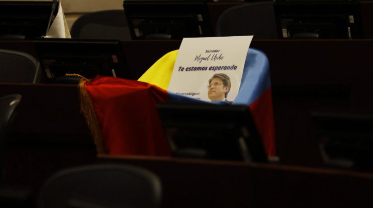 AME4629. BOGOTÁ (COLOMBIA), 09/06/2025.- Fotografía de la curúl del senador Miguel Uribe Turbay  cubierta con la bandera de Colombia este lunes, en Bogotá (Colombia). La familia del senador y precandidato presidencial de Colombia atacado el fin de semana, Miguel Uribe Turbay, presentó una denuncia penal contra la Unidad Nacional de Protección (UNP), adscrita al Ministerio del Interior, por presunta negligencia respecto a las peticiones para reforzar su seguridad. EFE/ Mauricio Dueñas Castañeda