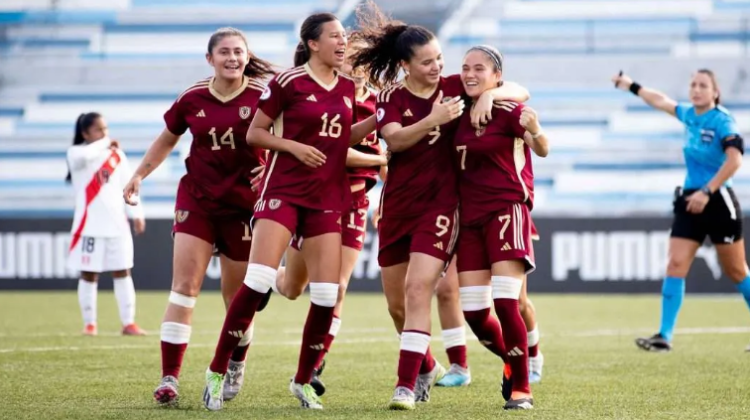 1 Vinotinto femenina