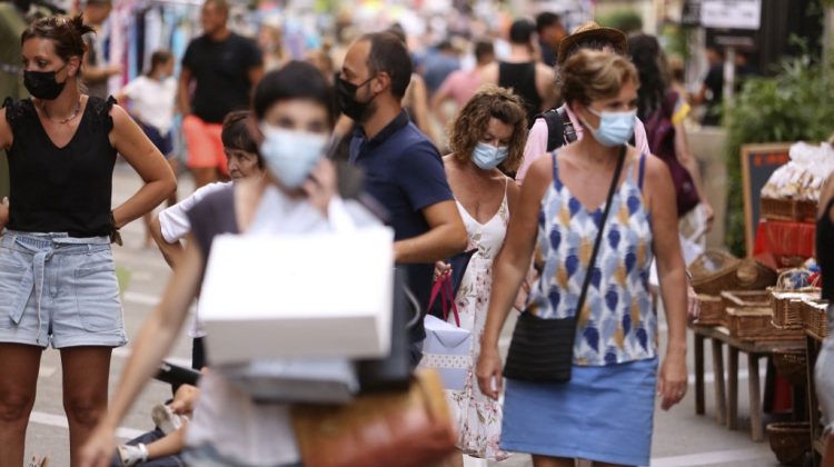 People wearing protective face masks shop along Fesch street in Ajaccio's touristic district on August 4, 2021, as health officials activated an emergency plan on the Mediterranean island of Corsica as a fourth wave of Covid infections spread across the country. - The government also announced it was reactivating a package of measures designed to support medical staff as they brace for a fresh intake of cases. (Photo by Pascal POCHARD-CASABIANCA / AFP)