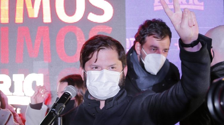 Chilean presidential pre-candidate for the Social Convergence party, Gabriel Boric, celebrates his victory during the presidential primary elections in Santiago, Chile, on July 18, 2021. (Photo by JAVIER TORRES / AFP)