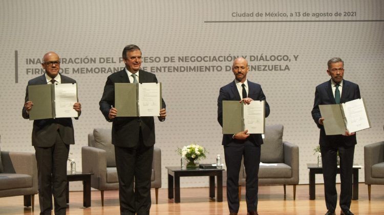 (From L to R) The president of the Venezuelan National Assembly, Jorge Rodriguez, Mexican Foreign Minister Marcelo Ebrard, the Director at NOREF Norwegian Centre for Conflict Resolution, Dag Nylander and the head of the Venezuelan opposition delegation, Gerardo Blyde Perez, hold signed documents during the  launch of negotiations between the Venezuelan government an opposition, at the National Museum of Anthropology in Mexico City on August 13, 2021. - Venezuela's government and opposition launched negotiations on Friday in Mexico that were expected to focus on sanctions and elections to try to end a crippling political and economic crisis. (Photo by CLAUDIO CRUZ / AFP)