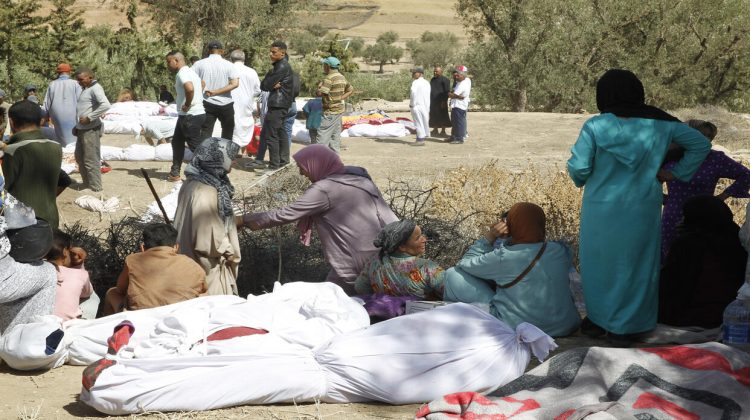 -FOTODELDÍA- TAFAGAJT (MARRUECOS), 09/09/2023.- Varias personas entierran a sus fallecidos en la aldea de Tafagajt, en Marruecos, cerca del epicentro del devastador terremoto que ha dejado, hasta el momento, 1.037 muertos y 1.204 heridos en una decena de provincias del país norteafricano. El seísmo, de magnitud 7, tuvo su epicentro en la localidad de Ighil, situada unos 80 kilómetros al suroeste de la ciudad de Marrakech, una zona en la que, según los expertos, no se esperaba que pudiera darse un terremoto de tanta fuerza. EFE/ María Traspaderne