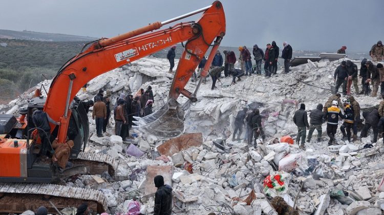 Residents and rescuers search for victims and survivors amidst the rubble of collapsed buildings following an earthquake in the village of Besnaya in Syria's rebel-held northwestern Idlib province on the border with Turkey, on February 6, 2022. - At least 1,293 people were killed and 3,411 injured across Syria today in an earthquake that had its epicentre in southwestern Turkey, the government and rescuers said. (Photo by OMAR HAJ KADOUR / AFP)