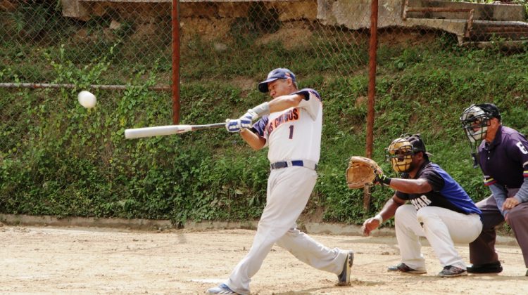 1.- Alejandro Cedeño con doblete dorado dejó en el campo a los hechiceros