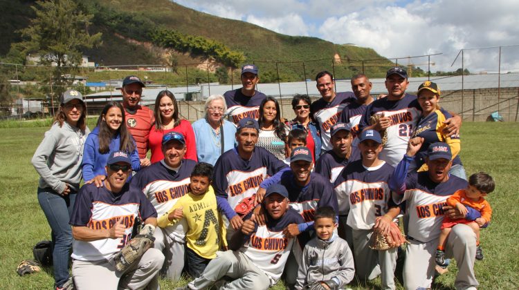 1.- Las protectoras Isabel y Carmen junto a los tricampeones