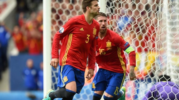 Spain's defender Gerard Pique (L) and Spain's defender Sergio Ramos celebrate after Pique scored the opening goal during the Euro 2016 group D football match between Spain and Czech Republic at the Stadium Municipal in Toulouse on June 13, 2016. / AFP PHOTO / NICOLAS TUCAT