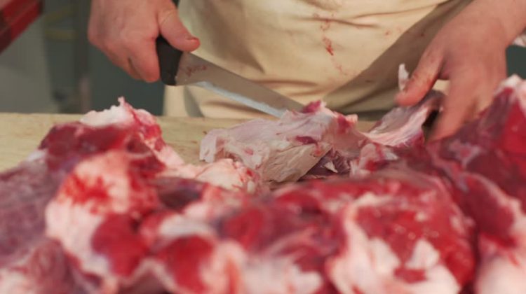 159618767-matadero-carne-de-cerdo-hecho-a-mano-carnicero
