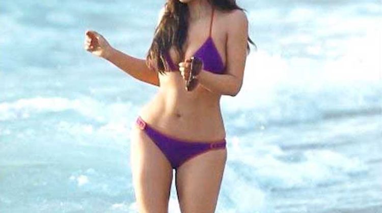 1Kim-Kardashian-Bikini-Miami-0w