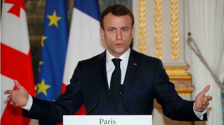 2 Macron lanza