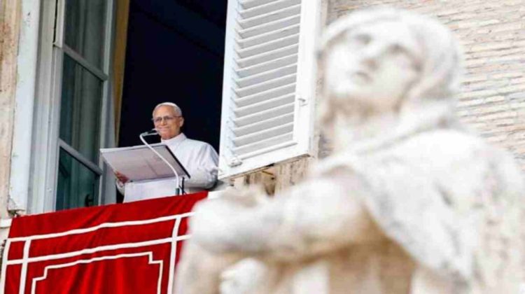 Vatican City (Vatican City State (Holy See)), 22/06/2025.- Pope Leo XIV leads the Angelus prayer, a traditional Sunday prayer, from the window of his office overlooking Saint Peter's Square, Vatican City, 22 June 2025. (Papa) EFE/EPA/FABIO FRUSTACI