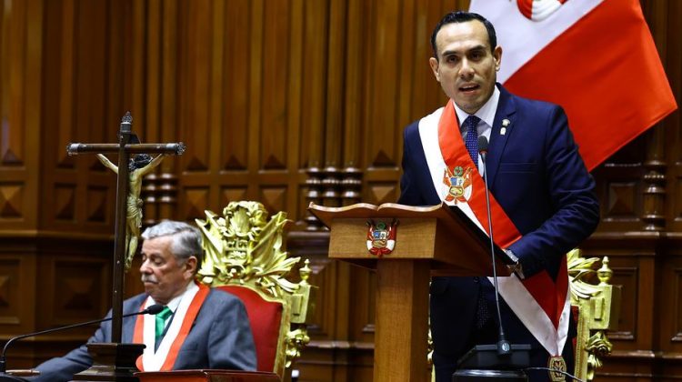 (251010) -- LIMA, 10 octubre, 2025 (Xinhua) -- Imagen proveída por el Congreso de la República de Perú de José Jerí (d), hablando luego de tomar juramento como presidente de Perú, en el Congreso de la República de Perú, en Lima, Perú, el 10 de octubre de 2025. El presidente del Congreso de Perú, José Jerí, asumió el jueves la Presidencia de la nación sudamericana, luego de que el Congreso decidiera con 122 votos destituir del cargo a Dina Boluarte. (Xinhua/Congreso de la República de Perú) (vf) (ce)
