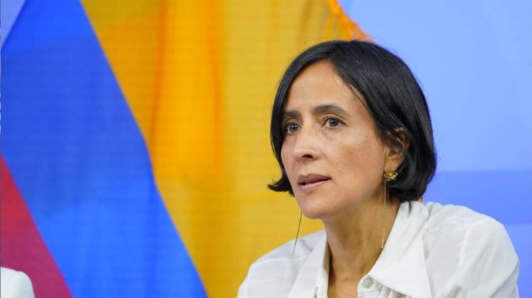 2 Renuncia la ministra