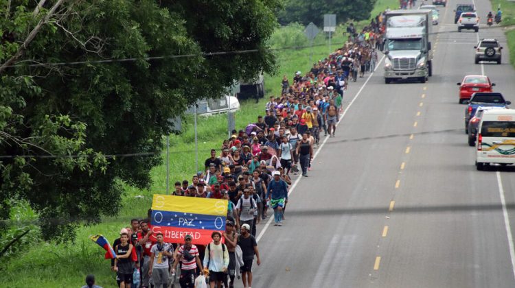 MEX406. TAPACHULA (MÉXICO), 16/07/2023.- Migrantes caminan en caravana para intentar llegar a EEUU, el 15 de julio de 2023, en la ciudad de Tapachula, estado de Chiapas (México). 
Una primera caravana de cerca de 1.000 migrantes venezolanos salió desde Ciudad Hidalgo, en Chiapas, sur de México, con destino a los Estados Unidos, en busca de trabajo y mejores condiciones de vida, a pesar de las nuevas restricciones migratorias en aquel país. EFE/Juan Manuel Blanco