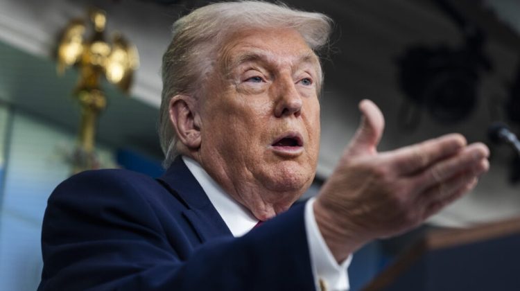 Washington (United States), 20/01/2026.- US President Donald Trump holds a press briefing with reporters at the White House in Washington, DC, USA, 20 January 2025. Trump spoke about Immigration and Customs Enforcement (ICE) arrests in Minnesota, as well as his administration's accomplishments in the last year. EFE/EPA/JIM LO SCALZO