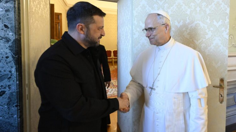 Castel Gandolfo (Italy), 09/07/2025.- A handout photo made available by the Vatican Media shows Pope Leo XIV meeting Ukraine's President Volodymyr Zelensky (L) at the papal residence of Castel Gandolfo, Italy, 09 July 2025. (Papa, Italia, Ucrania) EFE/EPA/VATICAN MEDIA HANDOUT HANDOUT EDITORIAL USE ONLY/NO SALES