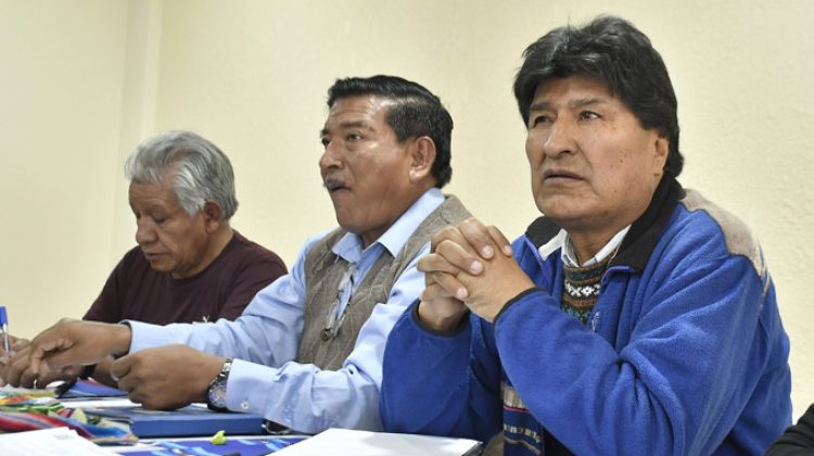 BOL01 COCHABAMBA (BOLIVIA).- 22-06-2023.- Salter Apaza (i), Gerardo Garcia (c) y el ex presidente Evo Morales (d) sostienen una reunión de la directiva del partido Movimiento Al Socialismo, hoy en Cochabamba (Bolivia). La cúpula del partido gubernamental de Bolivia, el Movimiento al Socialismo (MAS), se reúne este jueves para evaluar la coyuntura política, en medio de una nueva polémica por la decisión de uno de sus brazos sindicales de expulsar a un alto dirigente cercano al expresidente Evo Morales.EFE/ Jorge Abrego