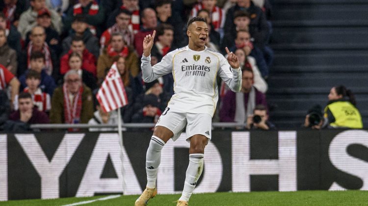 El delantero francés del Real Madrid Kylian Mbappé celebra el 0-3 conseguido durante el partido de la jornada 19 de LaLiga EA Sports entre el Athletic Club y el Real Madrid, disputado en el estadio de San Mamés en Bilbao. EFE/Javier Zorrilla