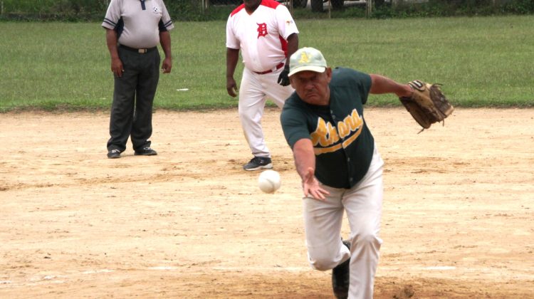 2.- Donado ganó pitchando y bateando