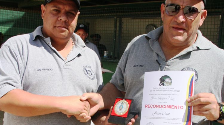 2.- Luis Piñango y Juan Cruz de Don Rafael reciben reconocimientos