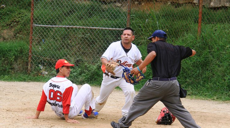 2.- Sergio Aparicio saca out en la goma a Publio Seri