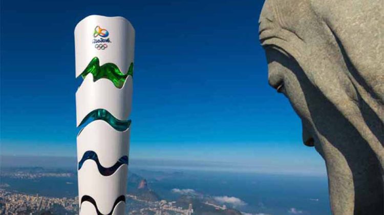 Handout picture released by the Brazilian Olympic Committee (COB) showing the Olympic torch being held beside Rio's landmark the staute of Christ the Redeemer, atop the Corcovado mountain, in Rio de Janeiro, Brazil, on August 5, 2015. The Rio 2016 Olympic Games will start exactly one year from now. AFP PHOTO/ALEX FERRO/RIO2016    RESTRICTED TO EDITORIAL USE - MANDATORY CREDIT "AFP PHOTO/ALEX FERRO/RIO2016" - NO MARKETING NO ADVERTISING CAMPAIGNS - DISTRIBUTED AS A SERVICE TO CLIENTS