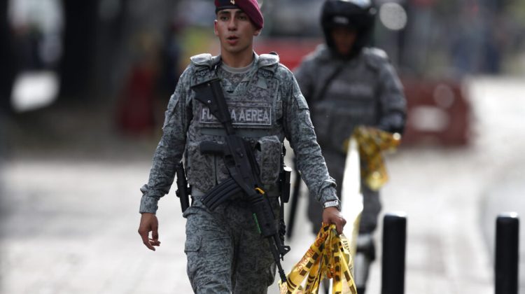 AME2497. CALI (COLOMBIA), 21/08/2025.- Integrantes de la Fuerza Aérea acordonan la zona del atentado tras una explosión en inmediaciones de la Escuela Militar de Aviación Marco Fidel Suárez este jueves, en Cali (Colombia). Al menos cinco personas murieron y 36 resultaron heridas por un atentado perpetrado con un camión bomba. EFE/ Ernesto Guzmán Jr