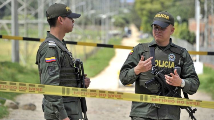 3 Cuatro policías heridos