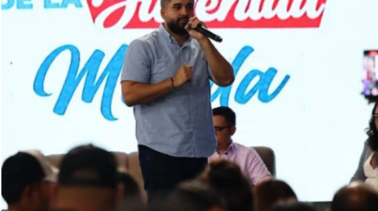 3 Jovenes se preparan