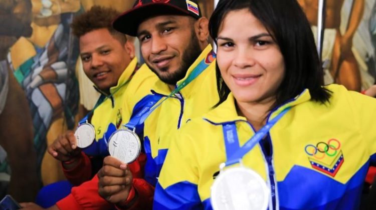 3 Maduro condecora