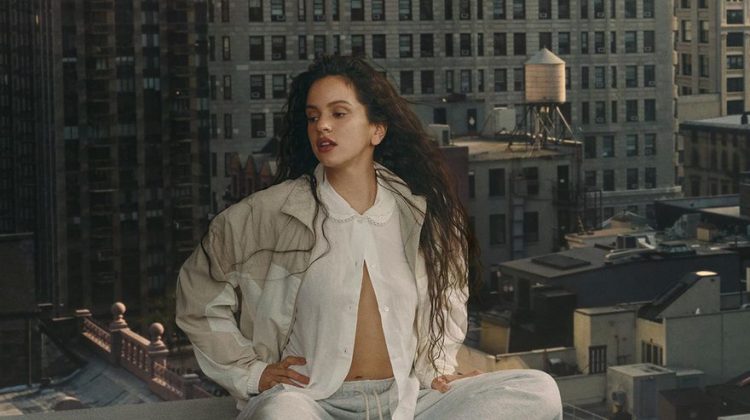 La cantante Rosalía es la nueva embajadora global de la firma deportiva New Balance por "mantener un sentido dinámico de la moda", han indicado desde la marca. La productora y compositora se une así a un numeroso grupo de deportistas por conectar con "su música y estilo con un movimiento que impacta en la cultura de todo el mundo". EFE/ New Balance SOLO USO EDITORIAL SOLO DISPONIBLE PARA ILUSTRAR LA NOTICIA QUE ACOMPAÑA (CRÉDITO OBLIGATORIO)