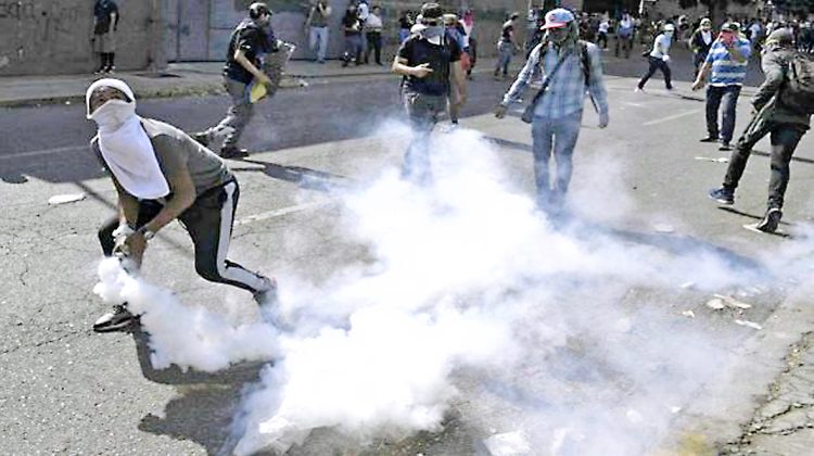 3 continuan_enfrentamientos_entre_manifestantes_y_efectivos_en_altamira-622x350