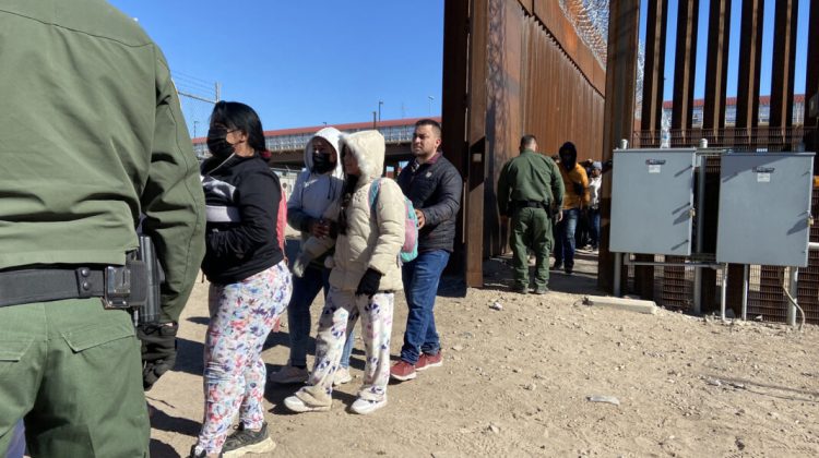 Inmigrantes que piden asilo se entregan a la Patrulla Fronteriza estadounidense, en la valla fronteriza de El Paso, Texas (EE.UU.), en una fotografía de archivo. EFE/Octavio Guzmán